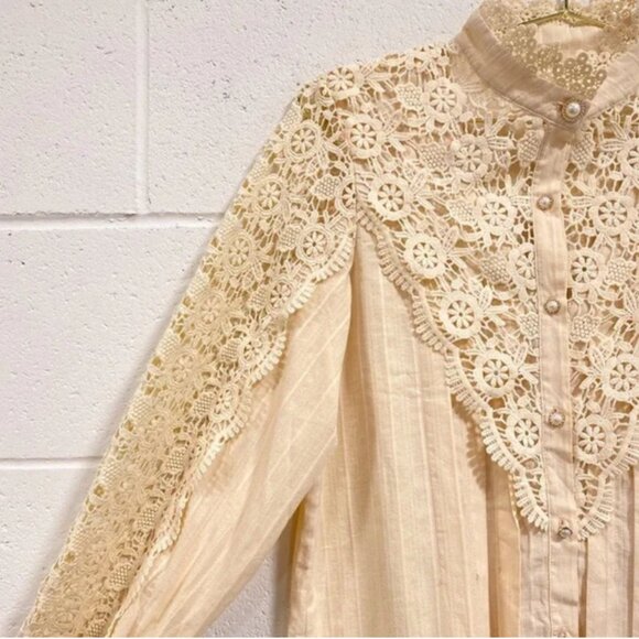 VICTORIAN BEAUTY Crochet Lace Mock Neck Pearl Button Down Blouse NEW - Picture 6 of 11